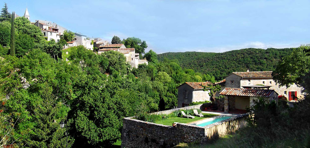 Le gîte et le village de Tharaux